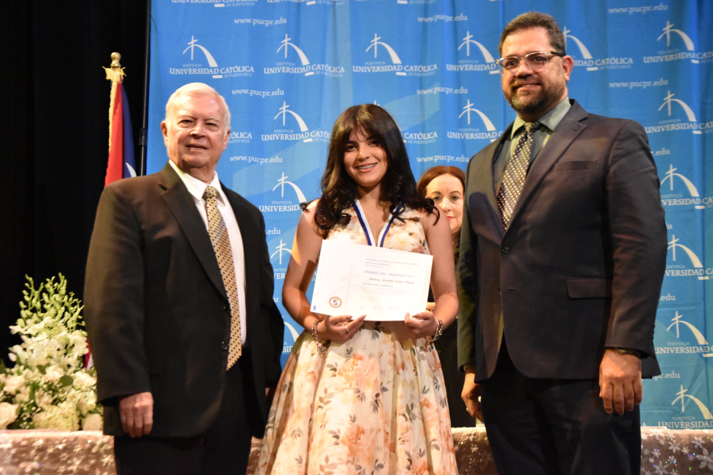 Reconocimiento a la excelencia académica, el liderazgo y el compromiso estudiantil