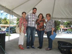 El joven Carlos Eduardo Silva junto a organizadores del certámen.