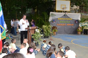 El Presidente invitó oficialmente a los niños, padres y maestros a visitar la PUCPR.