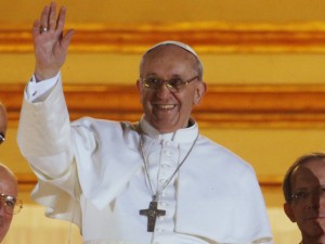 El jesuita de 76 años tuvo una vida religiosa sencilla y humilde.  Durante su primer mensaje al pueblo, pidió silencio y oración por el Papa Emérito Benedicto XVI.