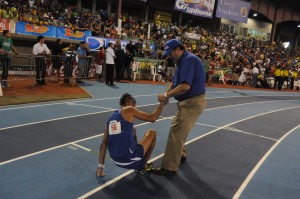 El presidente de la PUCPR, Dr. Jorge Iván Vélez Arocho apoyó un atleta Pionero, tras su llegada a la meta.