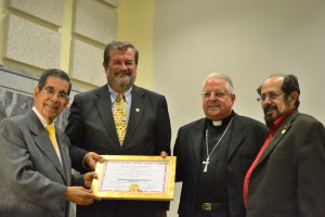 Desde la izquierda, el Dr. Antonio Molina, Presidente de Centro UNESCO de Cultura de Puerto Rico, el Dr. Vélez Arocho, Presidente de la PUCPR, el Monseñor S.E.R. Félix Lázaro Martínez, S.ch P. y el presidente de la Academia de Artes y Ciencias de Puerto Rico, Jorge Rivera Santos.