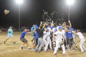 Los Pioneros celebran su segundo campeonato al hilo en el softbol masculino de la LAI. Derrotaron 7 X 4 a los Taínos del Turabo. (Luis F. Minguela LAI)