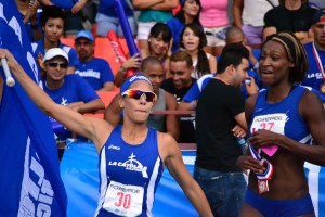 Alyssa Nicole celebró con la bandera de La Católica su triunfo.