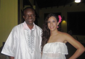 Fabbiana junto al Dr. Ogunmokun, director del programa.