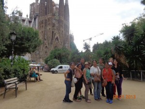 Los estudiantes del recinto de Mayagüez visitaron la reconocida Catedral de la Sagrada Familia en Barcelona, España.