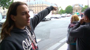 Ernesto Báez, uno de los estudiantes que dominan francés,  ayudó al grupo de Pioneros a desenvolverse en París.