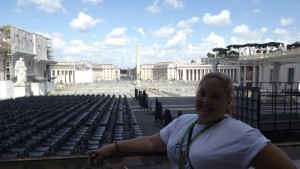 Alejandra Giraud, estudiante de Ciencias, en la Plaza San Pedro, Ciudad del Vaticano.