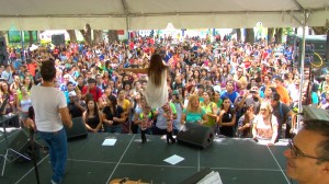 Estudiantes disfrutan del concierto de bienvenida a cargo de la cantante Ana Isabel 