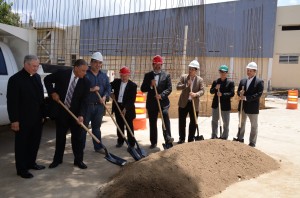 El equipo de trabajo junto al Presidente, Dr. Vélez Arocho y SER Mons. Félix Lázaro en la Primera Piedra del Anfiteatro.