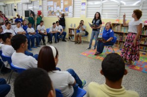 Estudiante de La Católica, interpretes de Lenguaje de Señas narraron el cuento.