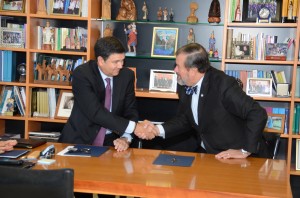 El presidente de la PUCPR, el Dr. Jorge I. Vélez Arocho y el Dr. Joaquín A. Castrillo, en representación de la Fundación MAPFRE, firmaron el convenio de colaboración con el compromiso de fortalecer la formación de profesionales con los conocimientos competitivos que el país necesita.