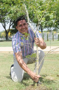 Se sembrará un árbol por cada país representado y, como acto simbólico,  se abonarán los árboles existentes para representar el  enriquecimiento cultural y espiritual. 