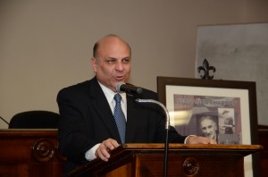 El Lcdo. Héctor Luis Acevedo, profesor de la Escuela de Derecho y editor del libro tuvo a su cargo la presentación.