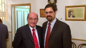 Harry Padilla junto al decano de la Escuela de Derecho de la PUCPR,  Lic. José Frontera.