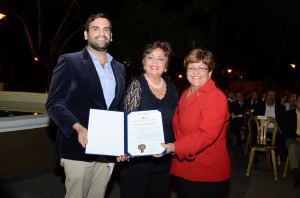 La soprano ponceña junto a su hijo, el tenor Aniello Alberti y la alcaldesa de Ponce, María Meléndez.