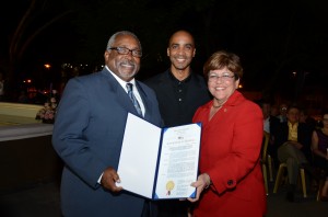 El Maestro Rubén Colón Tarrats recibió una resolución del Municipio de Ponce como "Ponceño Ilustre".  El director coral sonríe junto a su hijo, Rubén Colón y la Alcaldesa.