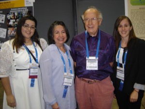 La Dra. Lizette Santos junto con el Dr. Hoffmann, quien recibió el premio Nobel de Química.