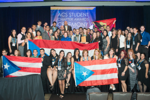 Pioneros celebrando su logro  con otros Capítulos de PR.