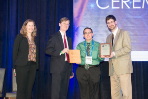 recogiendo el premio en Dallas estudiante Jose Mercado