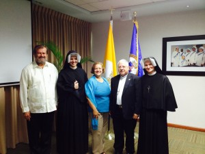 El Presidente, Dr. Jorge Iván Vélez Arocho junto  a S.E.R. Mons. Félix Lázaro, Obispo de Ponce y las Hermanas de la Congregación de la Divina Misericordia. Les acompaña la Sra. Angie Hernández, esposa del Dr. Vélez Arocho. 