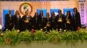 En la Asamblea de Honores alrededor de 42 estudiantes lograron el Summa Cum Laude. Mientras que cerca de 92 recibieron el honor Magna Cum Laude y 102 graduandos aproximadamente recibieron la distinción Cum Laude.