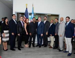 El secretario de Estado, David Bernier, el decano de la Escuela de Derecho, Lic. José Frontera junto con el grupo de estudiantes.