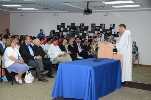 Ante un concurrido público compuesto en su mayoría por estudiantes representantes de todas las escuelas católicas de la región de Ponce y por un gran grupo de estudiantes de la PUCPR, el Hermano Alois Loser ofreció la conferencia Compartir la fe con nuevas generaciones.   