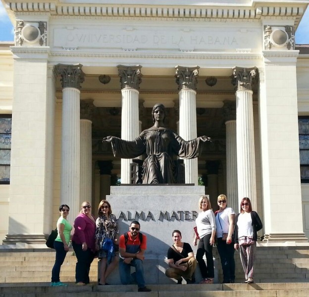 El Dr. Amílcar Colón y la Dra. Ilia Rosario de los recintos de Arecibo y Ponce respectivamente, junto los estudiantes graduados Sarah Soto, Alexaida Rivera, Rebeca Baker y Ailetsujeim Ríos, visitaron la Universidad de La Habana, la más antigua del continente americano y sede del VIII Encuentro de Estudiantes de Psicología.