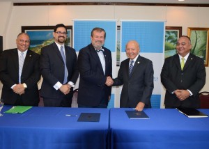 En la mesa durante la firma del acuerdo, de izquierda a derecha: Lic. Alex López, director de la Clínica de Asistencia Legal de la Escuela de Derecho de la PUCPR; Lic. José Frontera Agenjo, decano de la Escuela de Derecho; Dr. Jorge Iván Vélez Arocho, presidente de la PUCPR; Lic. César Miranda, secretario del Departamento de Justicia y Lic. José Capó, Jefe de Fiscales del Departamento de Justicia.​’