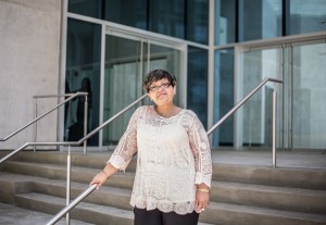 La profesora Rosita Archevald, directora de la Oficina de Extensión Cultural de la PUCPR administrará el majestuoso Teatro.