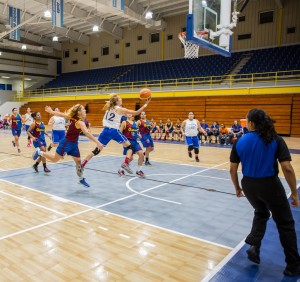 Sólida victoria de las Pioneras contra las Gryphons de la Caribbean (foto: Abimael Medina)