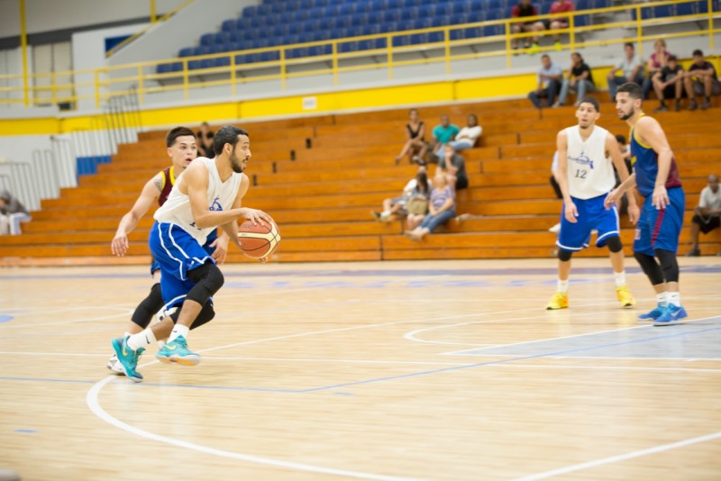 Jean Santiago Miranda luchando en el partido.