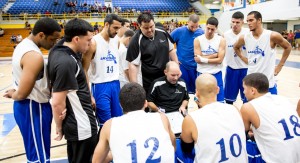 El entrenador de los Pioneros planificando su estrategia de juego ante la UPR de Ponce. (foto: Abimael Medina)