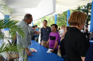 Con el propósito de  facilitar el proceso de transición a la universidad y a la vez orientar sobre los servicios y procesos para convertirse en universitario, la PUCPR reunió el pasado viernes, 24 de abril, a un grupo de estudiantes de nuevo ingreso. 