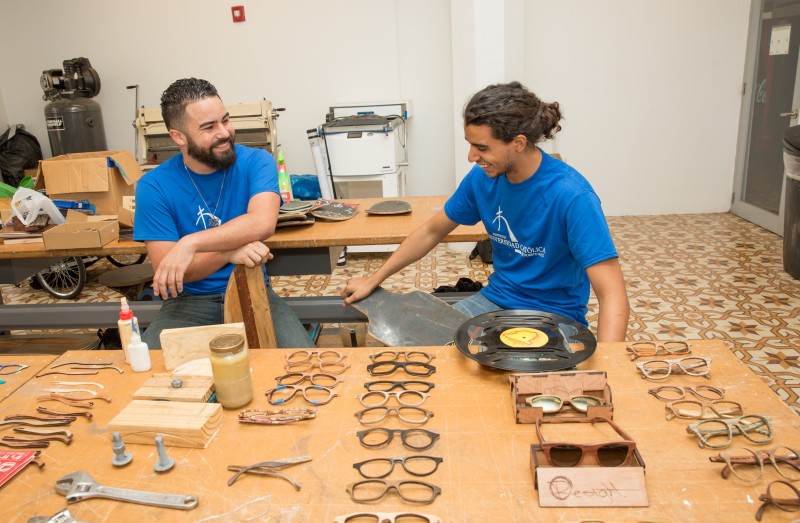 Piezas como patinetas, pedazos de madera o discos de vinyl   es lo que Félix Rodríguez   y   Christian Reyes   convierten en gafas de sol. 