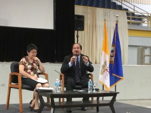 En su ponencia, el Dr. Vera  utilizó como marco  algunos documentos de la Iglesia tales como las Encíclicas Papales, discursos del Papa, el Compendio de Doctrina Social de la Iglesia y varios documentos de las conferencias episcopales de Puerto Rico y España.