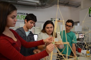 Los jóvenes participantes trabajaron en una competencia de estructuras lineales para medir la altura y la resistencia. De izquierda a derecha: Fionna Banchs Ríos, Christian Bermúdez García, Paola Monllor Torres y José González Villafañe.