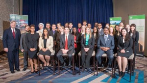 El grupo de estudiantes acompañados del secretario de Agricultura de Estados Unidos, Tom Vilsack.