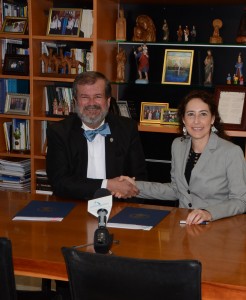 La PUCPR, representada por el Dr. Jorge Iván Vélez Arocho, presidente y el Museo de Arte de Ponce, representado por la Arq. Alejandra Peña, directora ejecutiva estrecharon una vez más los lazos de colaboración entre ambas entidades.