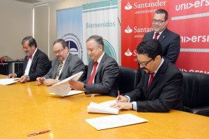 El presidente de ACUP, Jorge Vélez Arocho; el presidente del Cuerpo Rector del CEPR, Ricardo Aponte Parsi; el presidente de Banco Santander Puerto Rico, Fredy Molfino, y el director general de Universia Puerto Rico, José Miguel Justel, firman el convenio de colaboración para Fogueo Laboral.