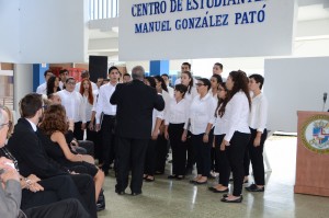 El Coro de la PUCPR le dedicó dos piezas musicales.