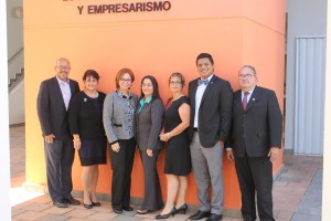 Los presentadores junto con el Dr. Frank Lozada Contreras, coordinador de CIEA. 