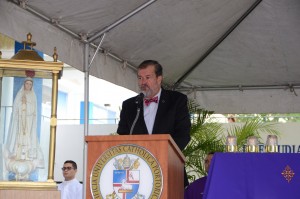 El Dr. Vélez Arocho a los presentes a caminar juntos hacia la Pascua.