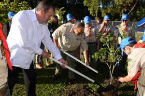 El presidente de la PUCPR, Dr. Jorge Iván Vélez Arocho ayudó en la siembra con la Tropa 411.