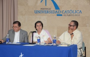 El panel estuvo compuesto por la Hna. Carmen Margarita Fagot Bigas, religiosa del  Sagrado Corazón, padre Feliciano Rodríguez, director del Instituto Superior Nacional de Pastoral de Puerto Rico de la PUCPR y fray Carlos Rodríguez, profesor de teología y filosofía de la PUCPR.