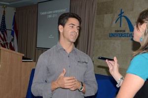 El joven artista es profesor y jefe de Departamento de Grabado del Instituto Superior de Arte (ISA).