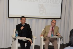 De izquierda a derecha el Padre Fernando Felices, párroco Gruta de Lourdes de Trujillo Alto y el arquitecto José Manuel Almuzara.