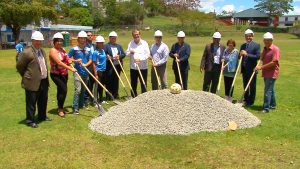  Una inversión de $425,000 impulsa el desarrollo de un extenso complejo deportivo. Además del nuevo campo de soccer el diseño incorpora un sendero deportivo y un área para volibol de grama.