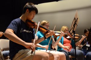 Estudiantes del Campamento de Verano de Cuerdas practican para su concierto final.